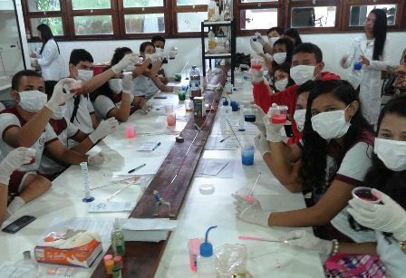Oficinas ensinam alunos a produzir sabão artesanal